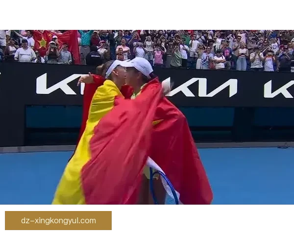 张帅亲吻澳网女双奖杯 官方齐贺 张帅亲吻澳网女双奖杯 官方齐贺